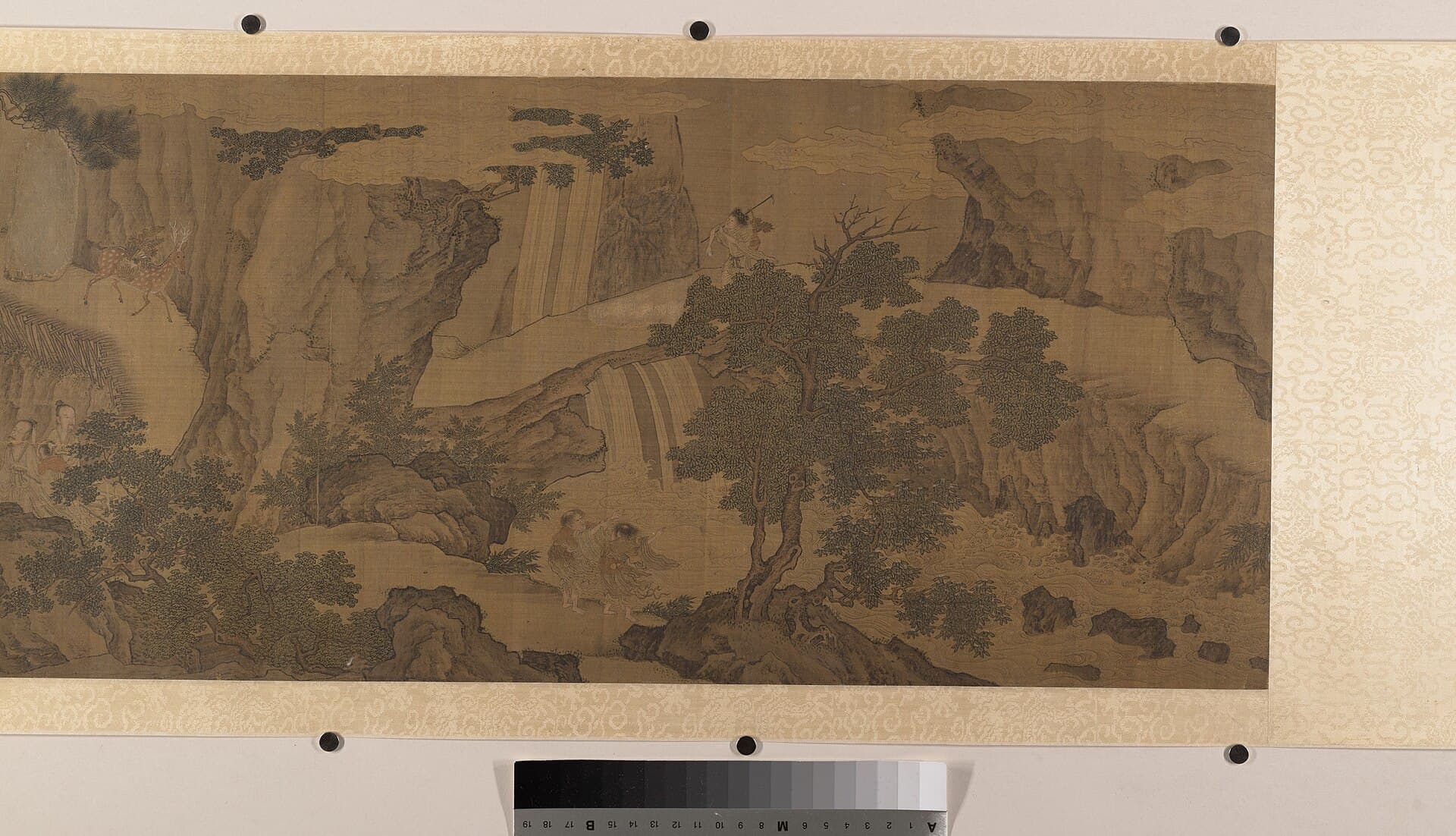 Rouleau chinois de la dynastie Ming representant des immortels taoistes dans un paysage de montagnes et de nuages